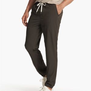 Vuori mens core jogger in olive green